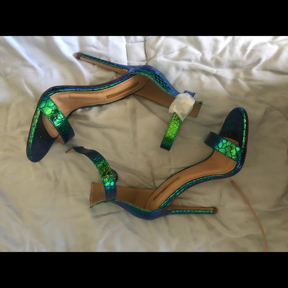 Multicolored snake skin heel